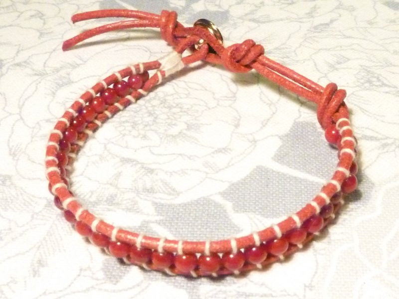 Chan Luu : cuoio rosso e filo di cotone, perline in pietra  bottone  in metallo