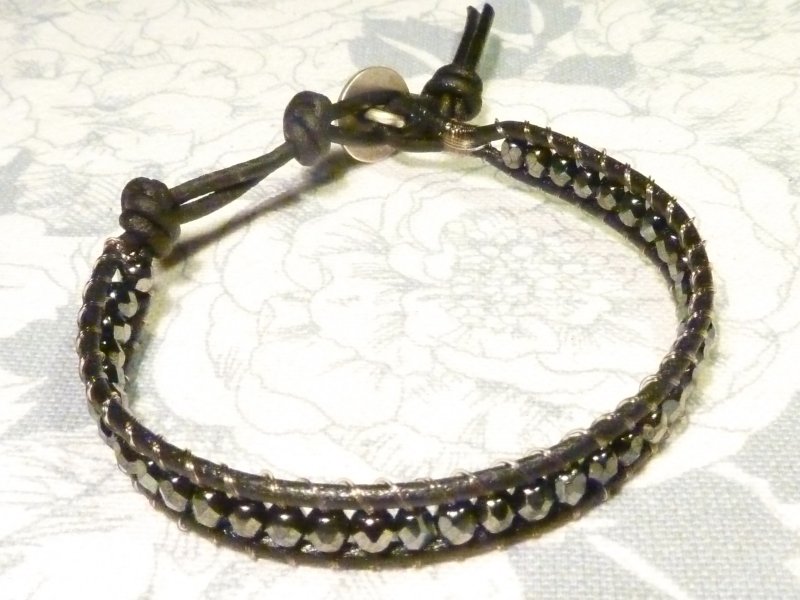 Chan Luu : cuoio nero e filo di nylon, perline in ematite bottone  in metallo