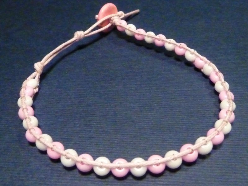 Chan Luu : cotone cerato rosa e filo di nylon, perline in vetro bottone  in metallo