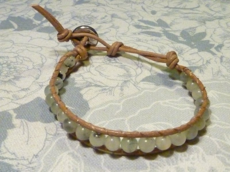 Chan Luu : cuoio naturale e filo di nylon, perline in pietra di luna bottone  in metallo
