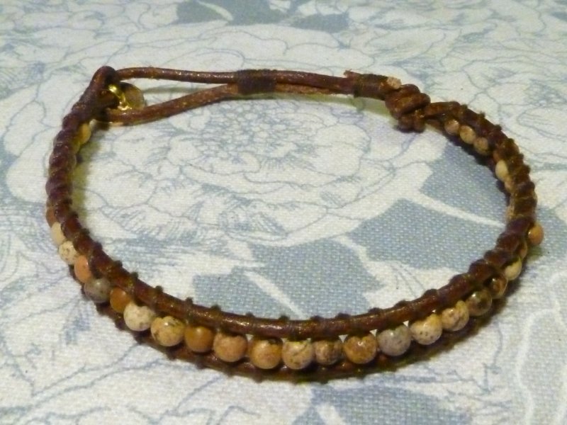 Chan Luu : cuoio marrone e filo di cotone, perline in diaspro felpato bottone  in metallo
