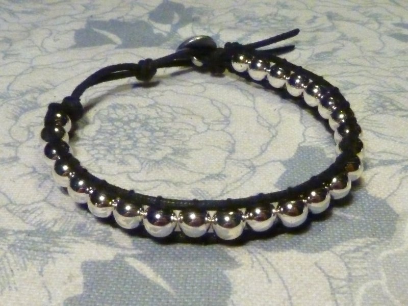 Chan Luu : cotone cerato nero e filo di cotone, perline in vetro bottone  in metallo