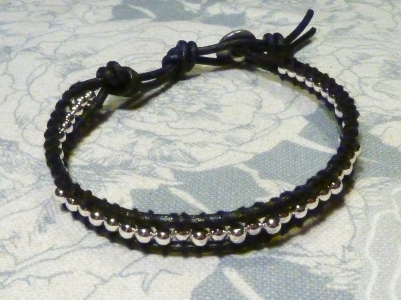 Chan Luu : cuoio nero e filo di cotone, perline in vetro bottone  in metallo