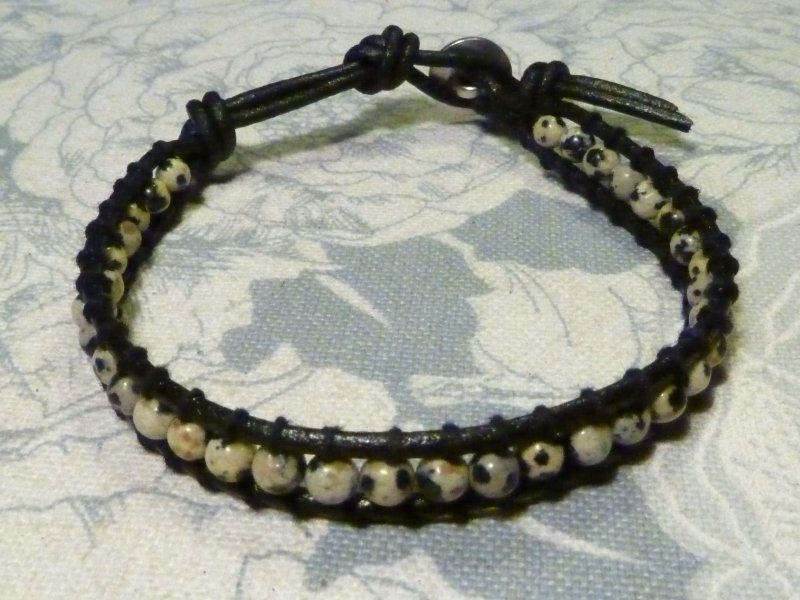 Chan Luu : cuoio nero e filo di cotone, perline in diaspro dalmata bottone  in metallo