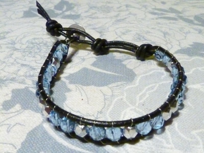 Chan Luu : cuoio nero e filo di acciaio, perline in cristallo bottone  in metallo