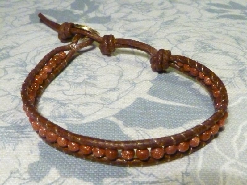 Chan Luu : cuoio marrone e filo di nylon, perline in pietra di sole bottone  in metallo