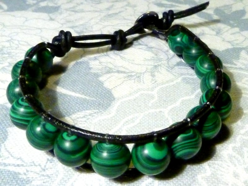 Chan Luu : cuoio nero e filo di nylon, perline in malachite bottone  in metallo