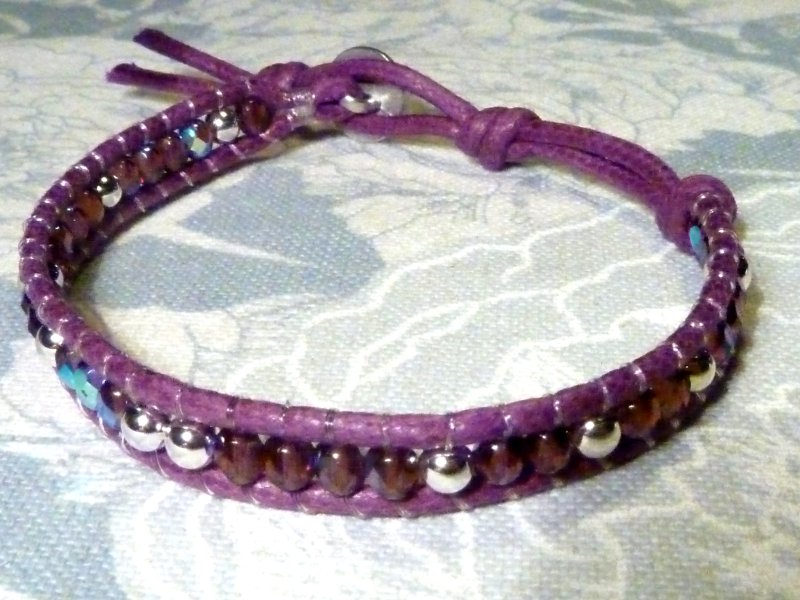 Chan Luu : cotone cerato viola e filo di nylon, perline in cristallo e vetro bottone  in metallo