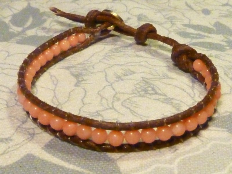 Chan Luu : cuoio marrone e filo di nylon, perline in corallo bottone  in metallo