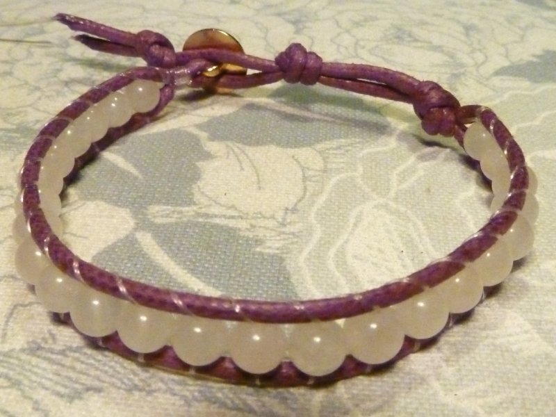 Chan Luu : cotone cerato viola e filo di nylon, perline in quarzo rosa bottone  in metallo