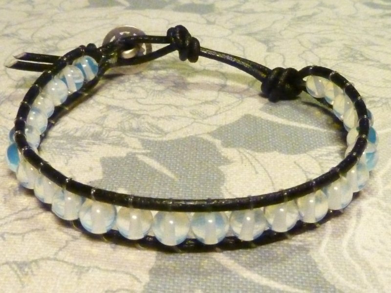 Chan Luu : cuoio nero e filo di nylon, perline in cristallo di rocca bottone  in metallo
