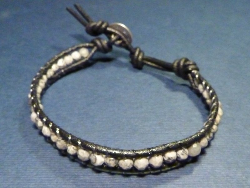 Chan Luu : cuoio nero e filo di nylon, perline in diaspro bottone  in metallo
