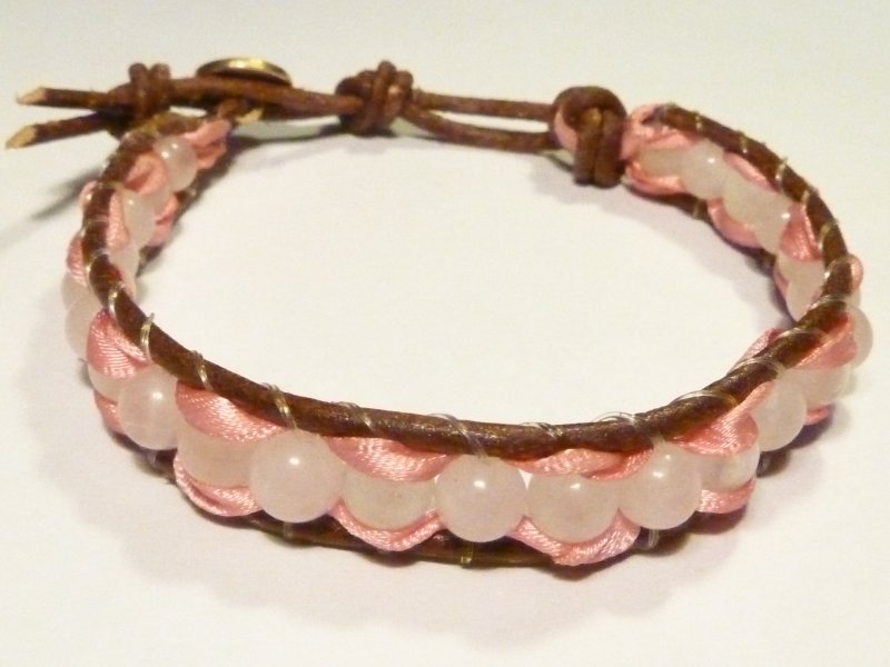 Chan Luu : cuoio marrone e filo di nylon, perline in quarzo rosa bottone  in metallo