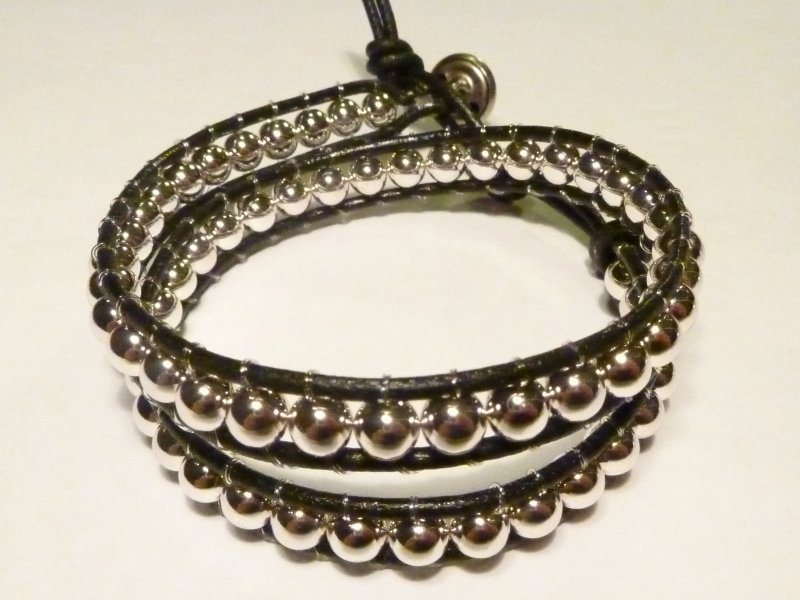 Chan Luu : cuoio nero e filo di nylon, perline in vetro bottone  in metallo