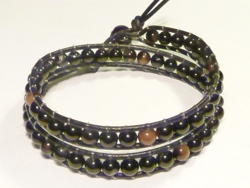 Chan Luu : cuoio nero e filo di nylon, perline in agata bottone  in metallo