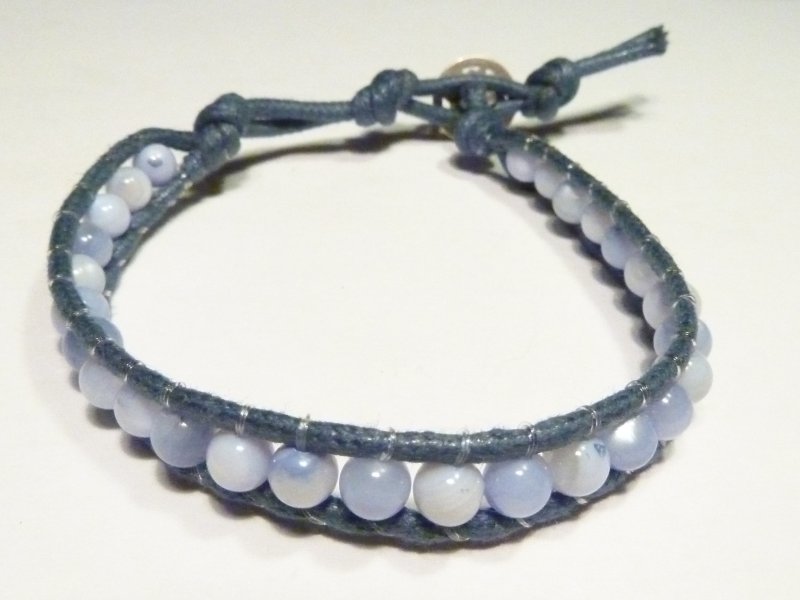 Chan Luu : cotone cerato celeste e filo di nylon, perline in agata bottone in metallo