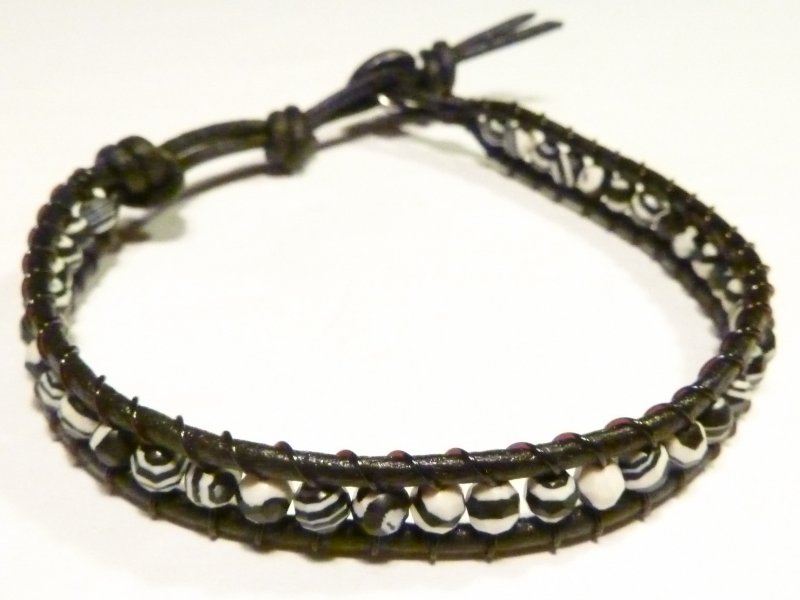 Chan Luu : cuoio nero e filo di nylon, perline in resina bottone  in metallo