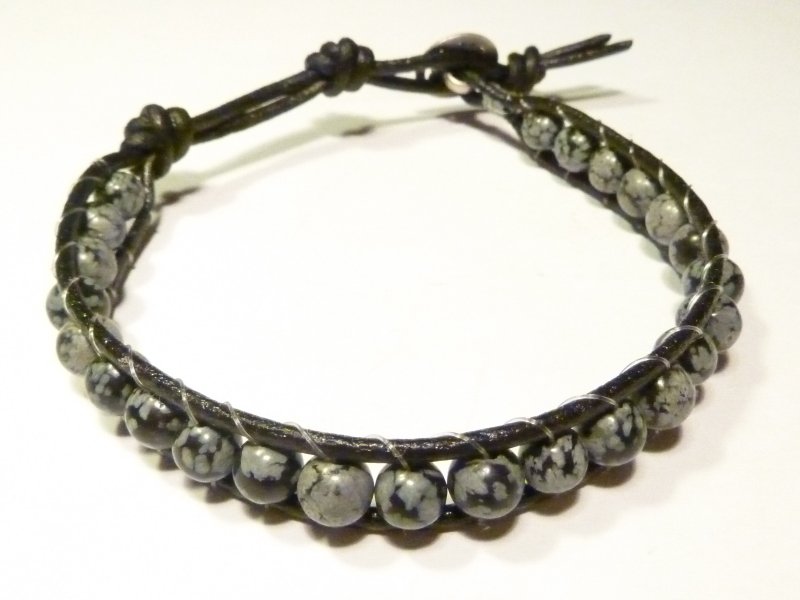Chan Luu : cuoio nero e filo di nylon, perline in diaspro bottone  in metallo