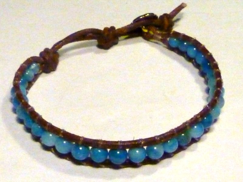 Chan Luu : cuoio marrone e filo di nylon, perline in agata blue bottone  dorato