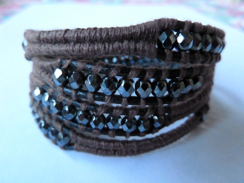 Chan Luu : cuoio nero e filo di cotone, perline in vetro bottone  argentato